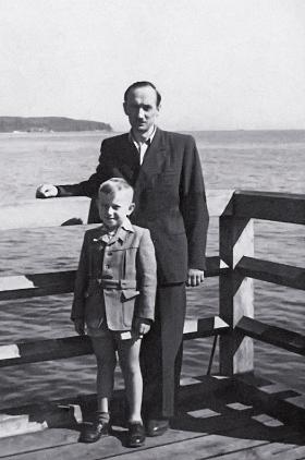 Edward Chądzyński z synem Markiem, Międzyzdroje, 1951 r.