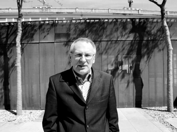 Wojciech Trzciński na pl. Hoovera w Warszawie, zdjęcie z 2009 r.