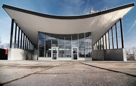 – Charakterystyczne dworce kolejowe Warszawa Powiśle oraz Warszawa Ochota miały dużo szczęścia – na początku 2009 roku zostały wyremontowane i służą podróżnym. Inne modernistyczne dworce, jak choćby katowicki nie miały tyle szczęścia.