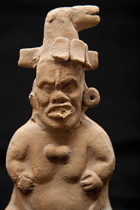 Figurka karła z wyspy Jaina w Meksyku. Starożytni Majowie wierzyli, że w świecie podziemnym karły otaczały Boga Kukurydzy, tańcząc u jego stóp, niczym niewykształcone, karłowate kolby kukurydzy, kołyszące się wokół idealnych, dorodnych plonów.