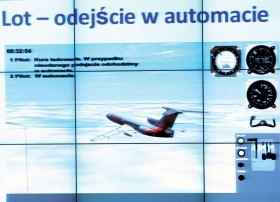 Kiedy obserwuje się kolejne fazy lotu, widać, jak symetrycznie narastał stres po polskiej i po rosyjskiej stronie. Na fot. fragment prezentacji raportu.