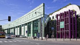 4. Biblioteka UW. Proj. Marek Budzyński, Zbigniew Badowski 2000 r. Doskonałe połączenie tradycji z nowoczesnością. Główne atuty to literacka fasada, niezwykły ogród na dachu i przyjazne atrium. Gmach, który zachęca do spędzania w bibliotece czasu wolnego.