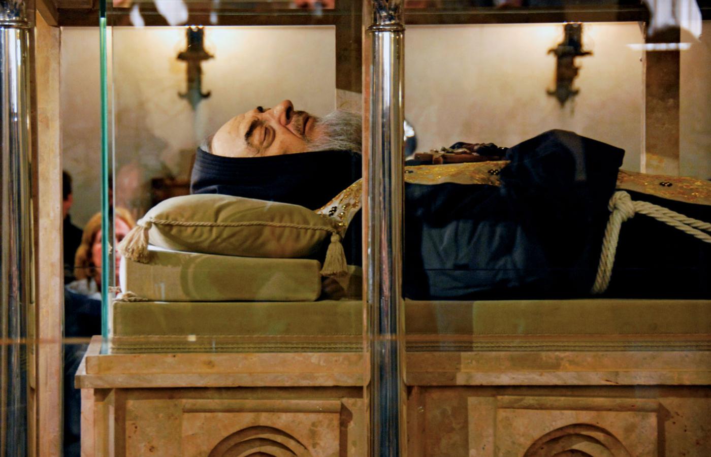 Ojciec Pio. W 40. rocznicę śmierci ciało wydobyto z krypty, poddano zabiegom konserwacyjnym i z silikonową maską na twarzy pokazywano wiernym w przeszklonym sarkofagu przez półtora roku.