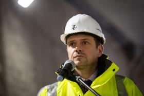 Rafał Trzaskowski podczas uroczystości wmurowania kamienia węgielnego w strop stacji Bródno drugiej linii metra.