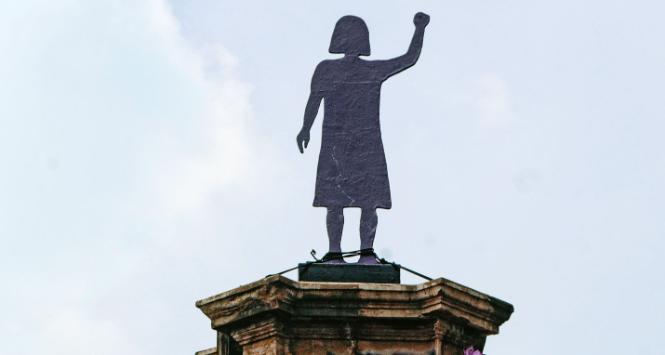 Kolumna, na której wcześniej stał pomnik Krzysztofa Kolumba. Dziś zastąpiony tymczasową figurą kobiety walczącej, Mexico City.