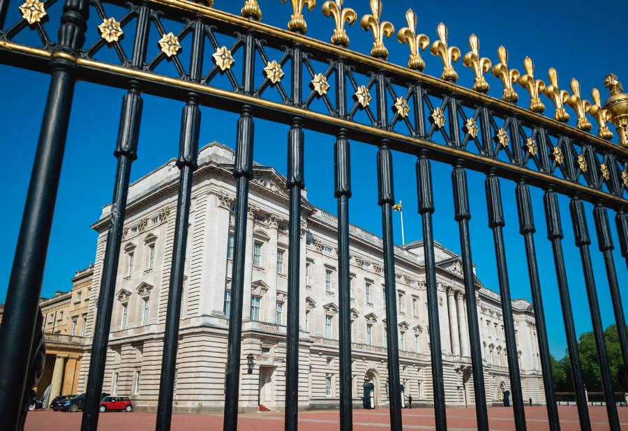 Płot pałacu Buckingham zdobią herby i ornamenty nawiązujące do historii Anglii oraz rodziny królewskiej.