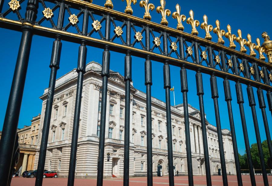 Płot pałacu Buckingham zdobią herby i ornamenty nawiązujące do historii Anglii oraz rodziny królewskiej.