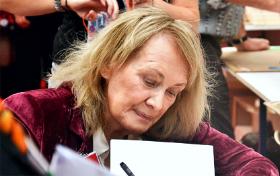 Prowadzi archeologię przeszłości po to, by ją przetworzyć i zrozumieć osobę, którą była.