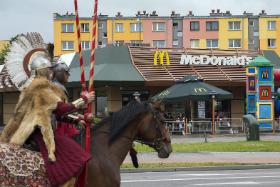 Teraz ma powstać wrażenie, że to Duda z „NATO-sceptycznym” Trumpem dozbroili Polskę.
