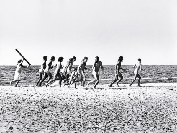 Naturyści na plaży w Rowach uciekają przed rozgniewaną wieśniaczką, 1984 r.