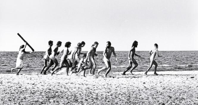 Naturyści na plaży w Rowach uciekają przed rozgniewaną wieśniaczką, 1984 r.