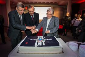 Pierwszego nacięcia jubileuszowego tortu dokonali: prof. Katarzyna Chałasińska-Macukow, juror programu od 2001 roku, redaktor naczelny Jerzy Baczyński i prof. Tomasz Nałęcz, debiutujący w tym roku w roli członka Kapituły Obywatelskiej.