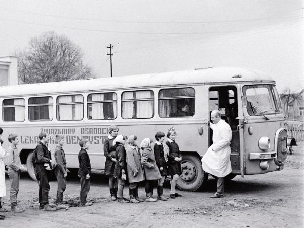 Dzieci czekające na badanie dentystyczne w Braniewie, 1969 r.