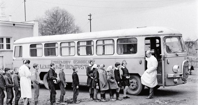 Dzieci czekające na badanie dentystyczne w Braniewie, 1969 r.