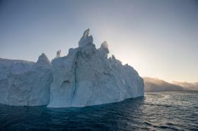 Fiord Ilulissat, Grenlandia. Fiord, nazwany od położonego w pobliżu miasta Ilulissat. Leży 250 km za kołem podbiegunowym północnym na zachodnim wybrzeżu Grenlandii. Rozciąga się na długości ok. 40 km, a jego szerokość sięga 7 km. U jego nasady znajduje się jeden z najaktywniejszych na świecie lodowców, Sermeq Kujalleq. Globalne ocieplenie powoduje, że fiord Ilulissat coraz szybciej się topi.