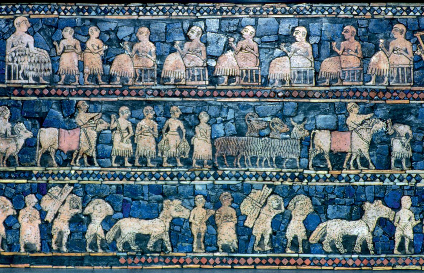 Jeden z najważniejszych zabytków sztuki sumeryjskiej, tzw. Sztandar z Ur. Okładzina z muszli i lapis‑lazuli skrzyni drewnianej z ok. 2600–2400 p.n.e. Ten fragment przedstawia przygotowania do uczty w czasie pokoju.