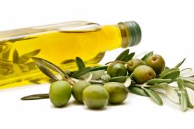 Oliwa z pierwszego tłoczenia. Jest przede wszystkim bogata w witaminę E, która opóźnia procesy starzenia się skóry i zmniejsza już istniejące zmarszczki. Ma też dobroczynny wpływ na włosy: oliwka z oliwek spowoduje, że będą miękkie i błyszczące.