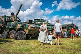 Piknik wojskowy na Mazurach. Wojsko musi być nie tylko uzbrojone i wyszkolone. Musi mieć wsparcie i zaufanie społeczeństwa.