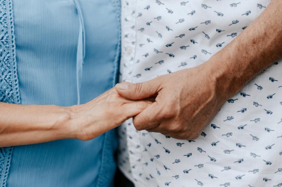 Seksualność seniorów to bardzo ważna sfera. Regularny seks, ale przede wszystkim wzajemny dotyk, przytulanie się czy całowanie znacząco wpływają na poziom ogólnej satysfakcji życiowej.