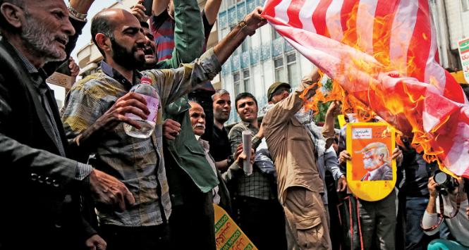 Irańczycy znów palą amerykańskie flagi.