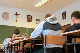 Religia w państwowej szkole ma status eksterytorialny. O treściach i formach nauczania decyduje Kościół. O obsadzie katechetów – biskupi. Państwo jedynie za to płaci.