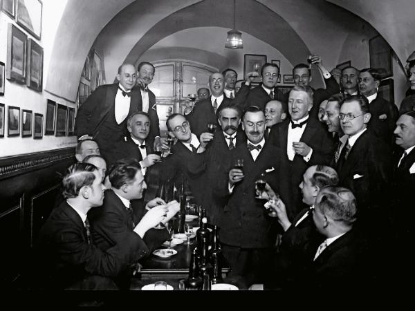 Thomas Mann i polscy pisarze (m.in. Juliusz Kaden-Bandrowski, Kazimierz Wierzyński, Jan Lechoń, Ferdynand Goetel, Ludwik Hieronim Morstin, Julian Tuwim, M. Rentgen) w winiarni Fukiera, marzec 1927 r.