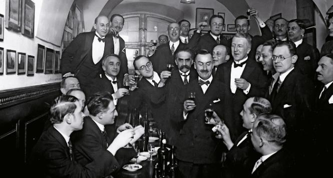 Thomas Mann i polscy pisarze (m.in. Juliusz Kaden-Bandrowski, Kazimierz Wierzyński, Jan Lechoń, Ferdynand Goetel, Ludwik Hieronim Morstin, Julian Tuwim, M. Rentgen) w winiarni Fukiera, marzec 1927 r.