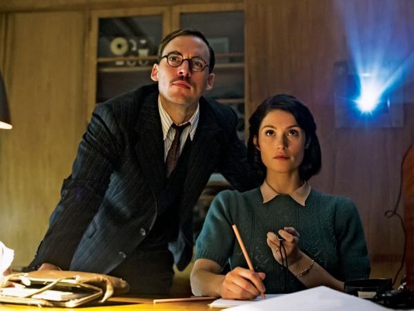 Gemma Arterton jako scenarzystka Catrin Cole. Obok: Sam Claflin, jako jej współpracownik.