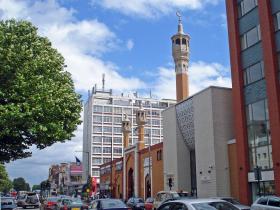Muzułmańscy imigranci są ambitni: uczą się, pracują, podnoszą kwalifikacje. Przynajmniej w pokoleniu urodzonym w latach 60., w którym co najmniej jedna trzecia zasiliła klasę średnią i kadrę menedżerską. Na fot. meczet we wschodnim Londynie.