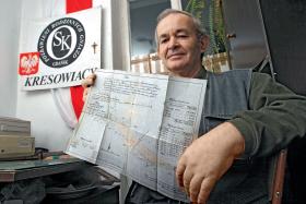 Walenty Orciuch, prezes zarządu Ogólnopolskiego Stowarzyszenia Kresowian Wierzycieli Skarbu Państwa, z oryginalnymi planami rodzinnej Kowalewszczyzny, sporządzonymi na impregnowanym jedwabiu.