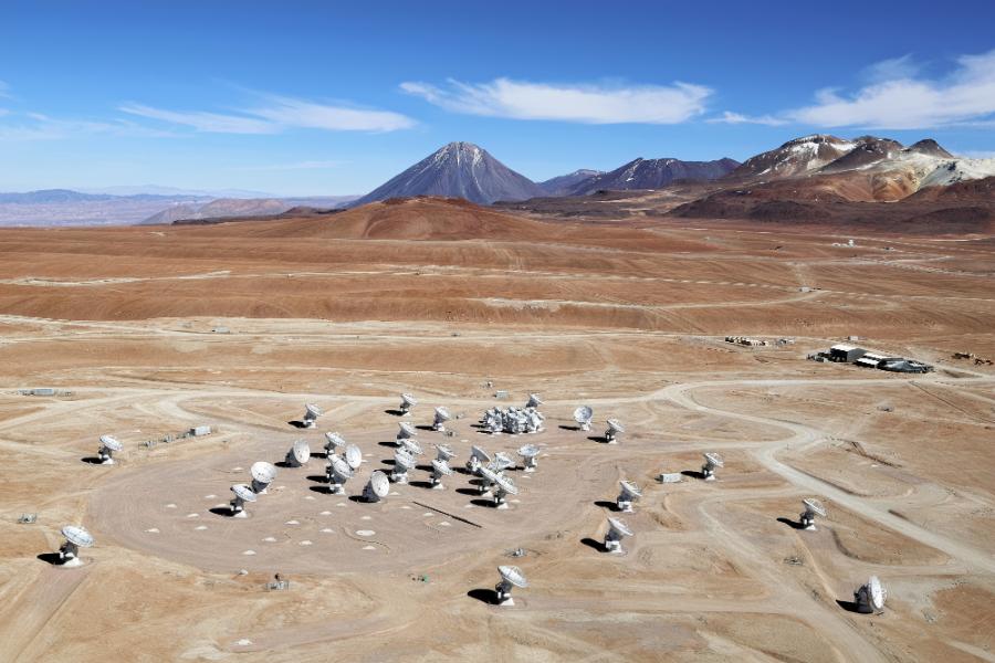Sieć teleskopów na płaskowyżu Chajnantor. Duże anteny mają średnicę 12 m, małe – 7. W sumie jest ich 66.