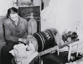 Domowy aparat ułatwiający oddychanie wcześniakowi, Chicago 1940 r.
