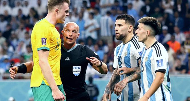 Szymon Marciniak sędziuje mecz Australia – Argentyna na mundialu w Katarze. 3 grudnia 2022 r.