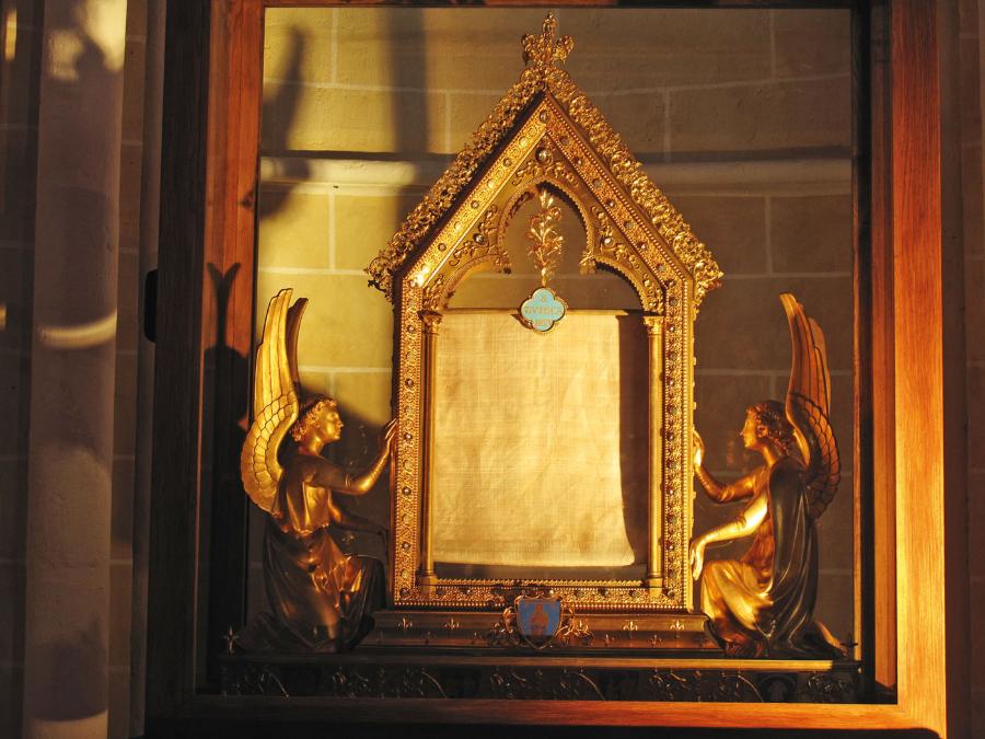 Fragment sukni Marii wystawiony w katedrze w Chartres.