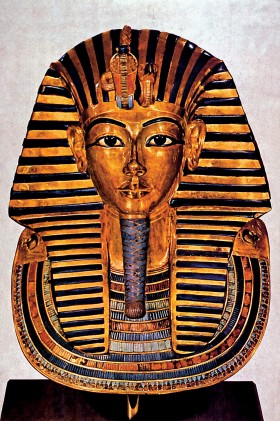 Złota maska faraona Tutanchamona z wąską, sztuczną brodą – symbolem władzy.