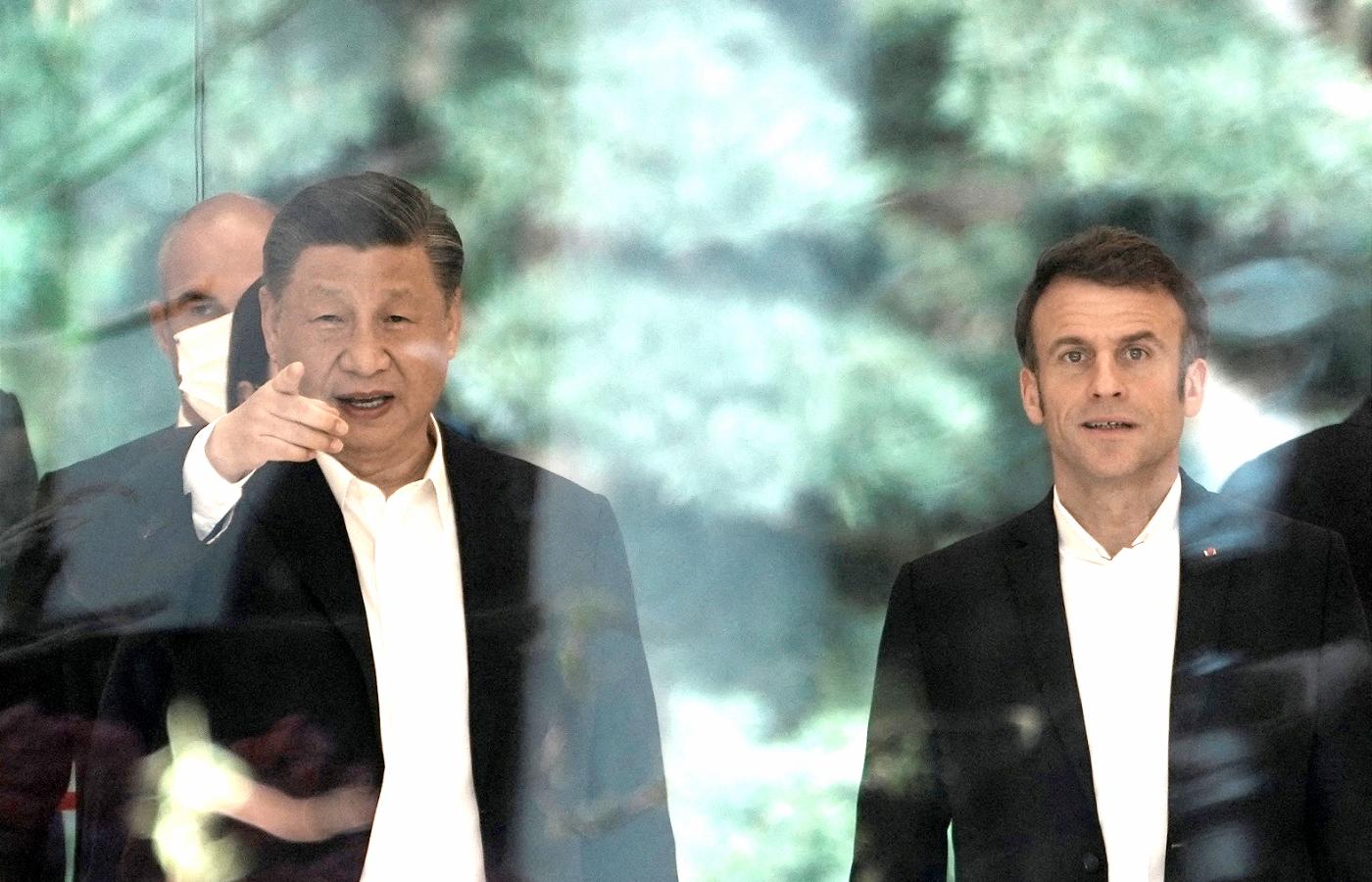 Prezydent Francji Emmanuel Macron złożył wizytę w Chinach. Tu u boku przywódcy ChRL Xi Jinpinga.
