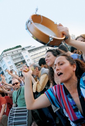 Na ulice wyszli też Grecy.