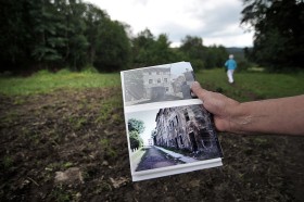 W latach sześćdziesiątych jeden z jej niemieckich mieszkańców przyjechał do Miedzianki sfotografować walące się miasteczko. Dziś nie pozostał ślad nawet po tamtych ruinach.