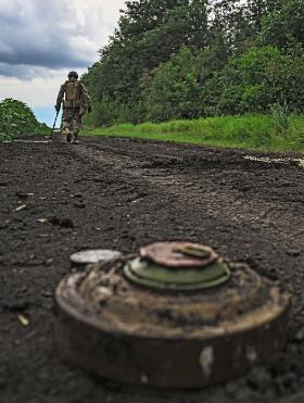 Zakaz min przeciwpiechotnych zgodziły się respektować 164 państwa, nie dopisały się czołowe mocarstwa militarne: Stany Zjednoczone, Chiny, Rosja, brakuje Indii, Pakistanu i Arabii Saudyjskiej.