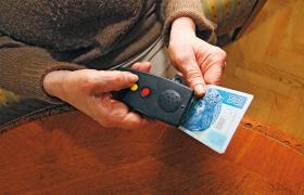 Dzięki czytnikowi kolorów można rozpoznać nawet banknoty.