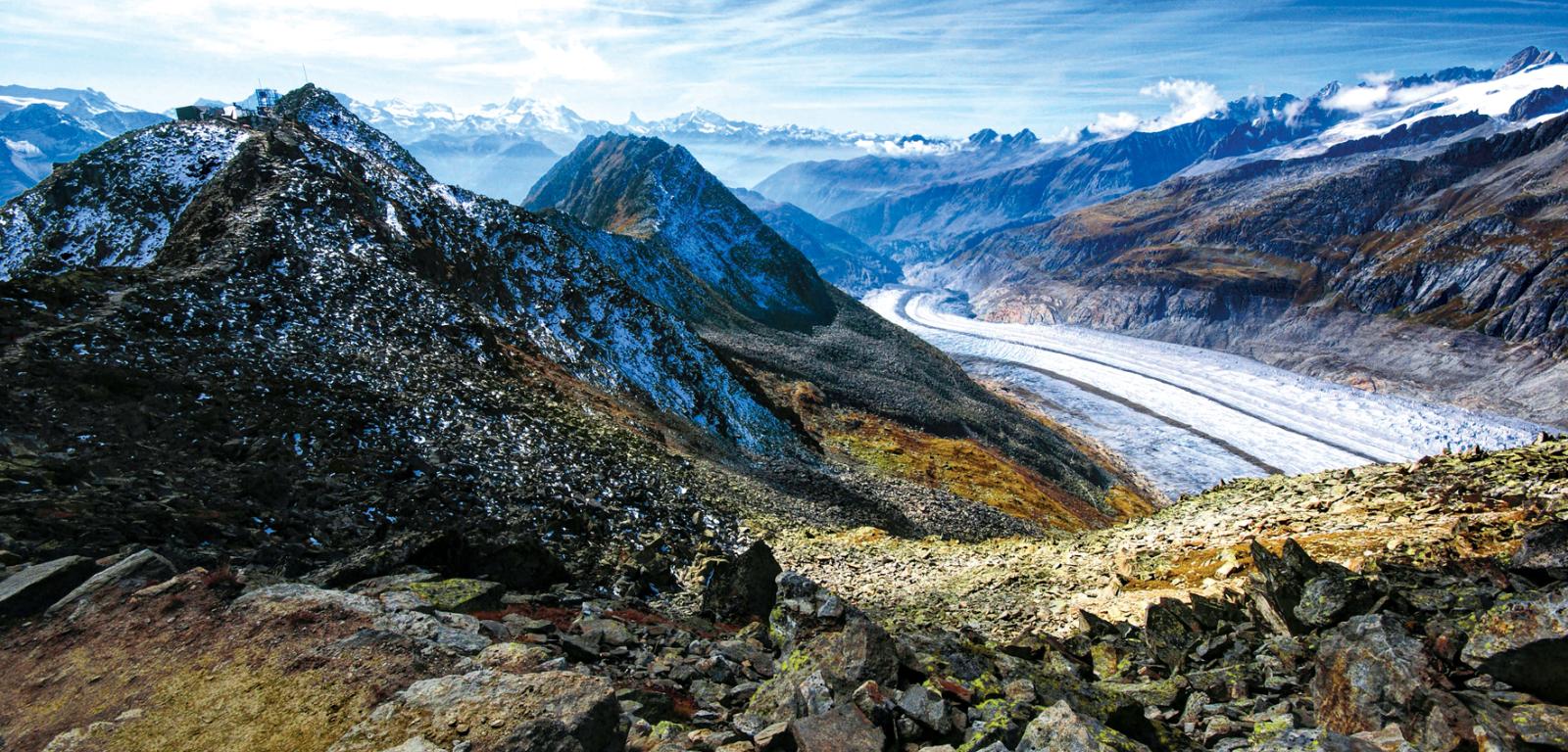Aletsch - największy lodowiec Alp, który w ciągu 150 lat skrócił się o ponad 3 km.