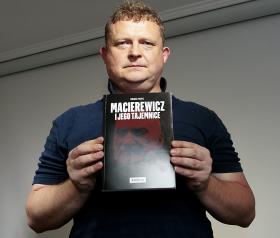 Po publikacji książki Tomasza Piątka Antoni Macierewicz nie zabrał głosu.