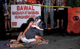„Pieta ze slumsów Manili” – Jennilyn Olayres tuląca ciało zastrzelonego męża Michaela Siarona