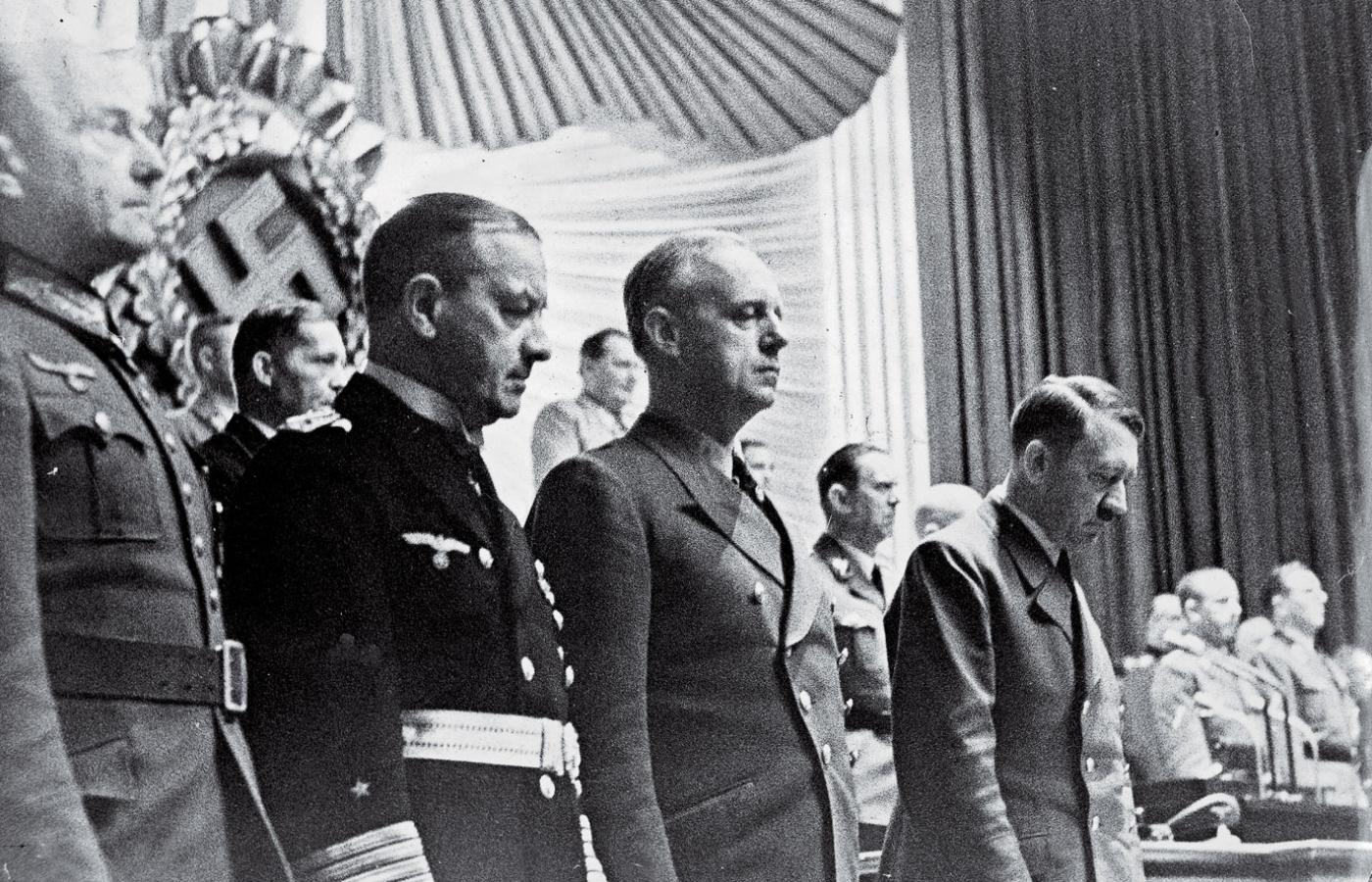 Adolf Hitler wypowiada wojnę USA, Berlin, 11 grudnia 1941 r. Na zdjęciu od lewej: Walther von Brauchitsch, admirał Erich Raeder, Joachim von Ribbentrop.