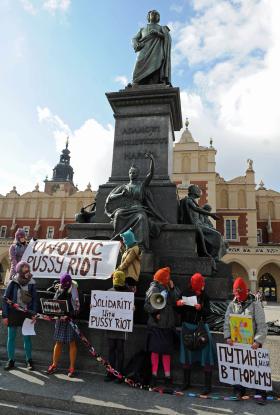 Akcje solidaryzujących się z uwięzionymi członkiniami grupy przeprowadzono także w Polsce. Na zdjęciu manifest przy pomniku Adama Mickiewicza na krakowskim rynku, kwiecień 2012 r.