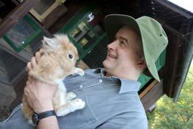 „W wielu kwestiach jest mi blisko do lewicy, ale nie znoszę tej często bezmyślnej paplaniny w kwestiach polityki ekonomicznej, razi mnie – tak na lewicy, jak i w centrum – ignorancja”.