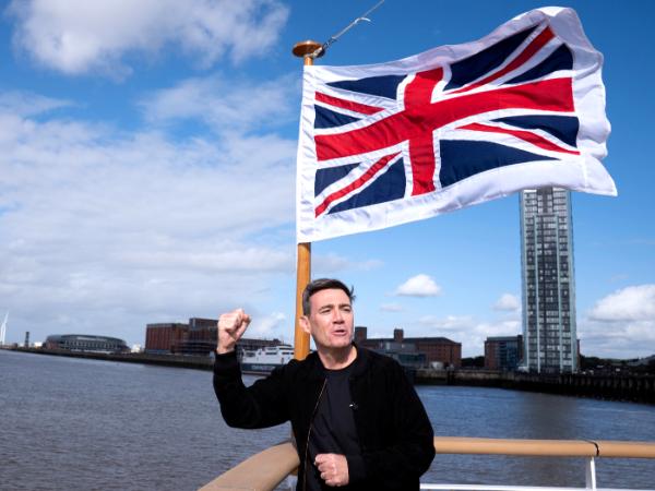 Premier Andy Burnham na pokładzie nowego promu „Royal Daffodil” – pierwszej od ponad 60 lat nowej jednostki obsługującej przeprawę przez rzekę Mersey. 26 września 2026 r.