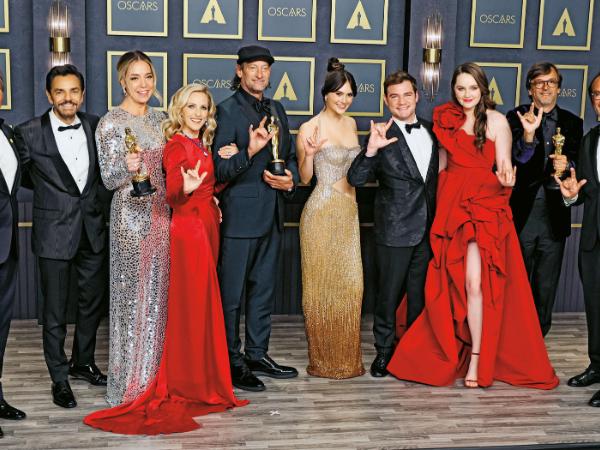 Nagrodzona ekipa filmu „CODA”, trzecia od lewej reżyserka Sian Heder.