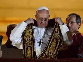 Jorge Mario Bergoglio wziął na barki wielki ciężar. Watykan, 13 marca 2013 r.