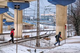 Stacja PKP Służewiec. Pracownicy Mordoru przeskakują przez tory, by skrócić sobie drogę.